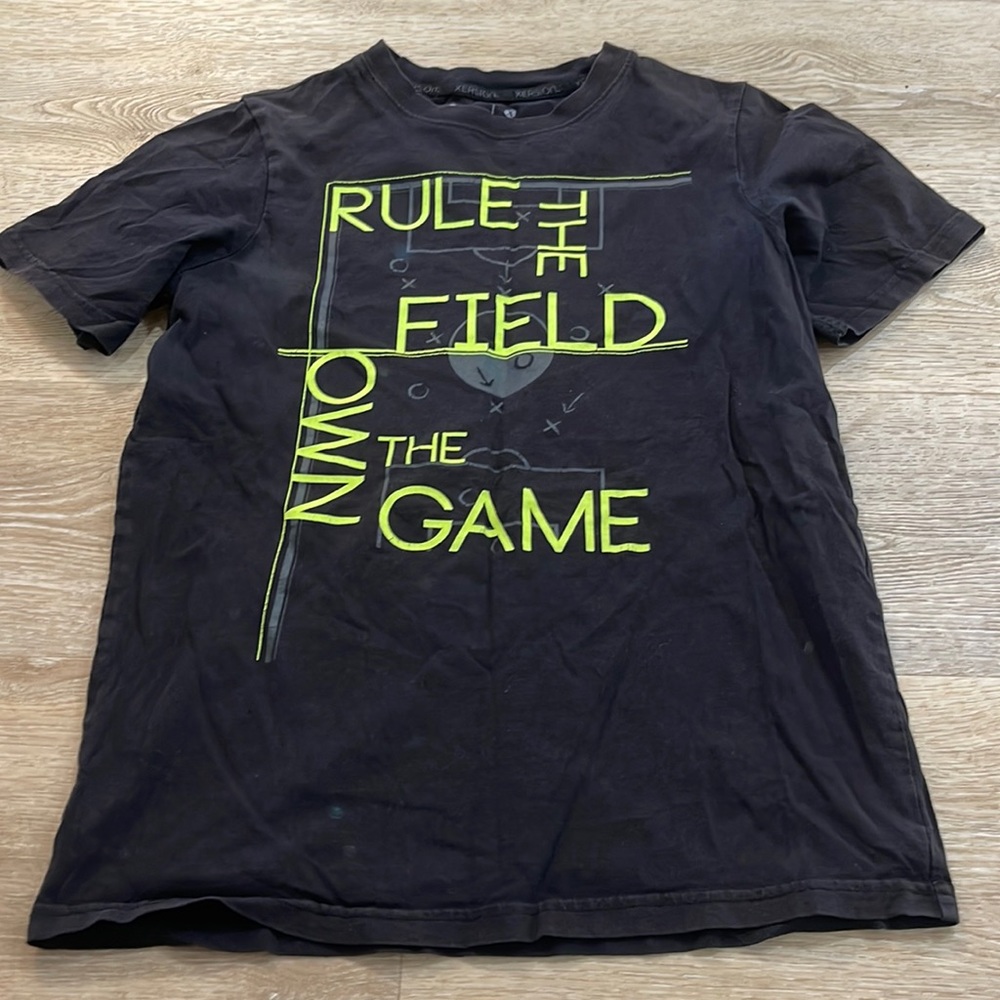 Boy Tshirt ‘rule the field, own the game’.